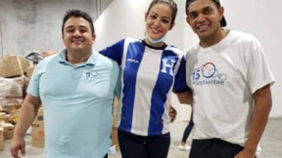 Juan Flores (i), la modelo hondureña Nathalia Casco (c) y el excapitán de la Selección de fútbol de Honduras, Amado Guevara.