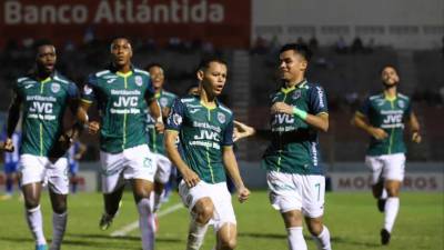 Se disputa el segundo tiempo del duelo entre el Victoria y Marathón en el Estadio Ceibeño.