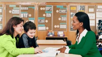 Los padres deben visitar por lo menos una vez a la semana los salones de la escuela para dialogar con los maestros guías o de las clases que se le dificultan al pequeño.