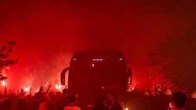 Momento de la llegada del Santos al estadio antes de su juego donde perdieron el descenso.
