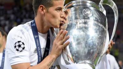 James mientras besaba la Undécima Copa conquistada por Real Madrid. Foto Twitter.