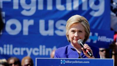 Fotografía tomada el pasado 7 de junio en la que se registró a la candidata demócrata a la presidencia de Estados Unidos, Hillary Clinton, quien escribió en su cuenta de Twitter: 'Desperté con la noticia devastadora de Florida. Mientras esperamos más información, mis pensamientos están con los afectados por este acto horrible'. EFE/Archivo