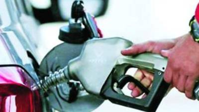 La gasolina superior ronda los 100 lempiras por galón.