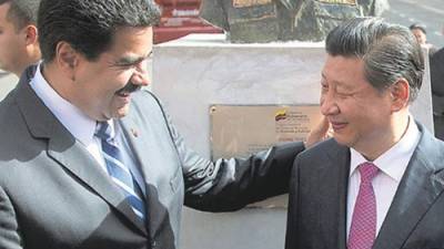 Nicolás Maduro conversa con el presidente de China, Xi Jinping, durante un evento en julio en Caracas.