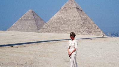 La Diana de Gales real, ante las pirámides de Giza en Egipto, en su viaje el año 1992.