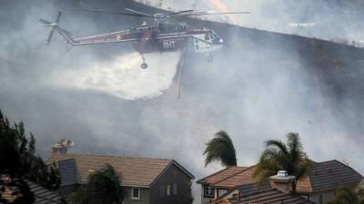 Vientos secos y casi huracanados azotan la región vinícola, obstaculizando los esfuerzos de los miles de bomberos de todo el país que tratan de contener los 21 focos que han arrasado con 78,000 hectáreas y 3,500 edificaciones entre viviendas y comercios. El último saldo es de 31 fallecidos.