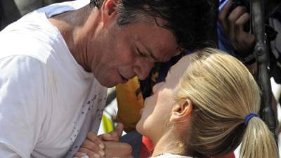 López aparece junto a su esposa, Lilian Tintori, en una foto de archivo tomada en 2014.