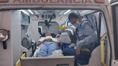 Momento en que trasladan a Yosmari Sarahi Gonzales Andrade, sobreviviente del accidente, a un centro de cuidados especiales para la mujer en Santa Rosa de Copán, donde se recuperará de las lesiones que sufrió en el accidente del bus que trasladaba migrantes.