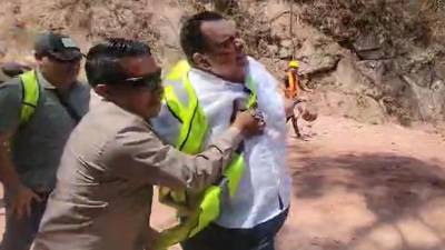 Jorge Aldana es auxiliado por su equio de seguridad.