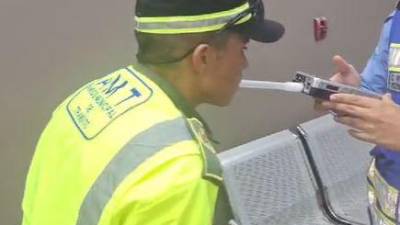 VIDEO: Policía municipal da positivo en prueba de alcohol