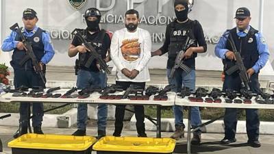 Brayan Enrique Medina Carrasco fue presentado este miércoles junto con el arsenal que le decomisaron.