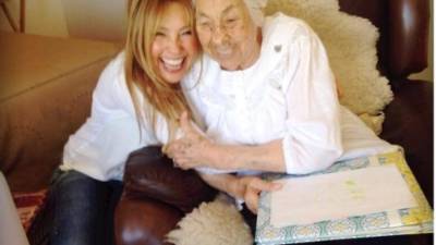 Thalía publicó en Twitter una foto con su abuela, ambas se ven felices.