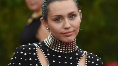 ¿Miley Cyrus está saliendo del clóset?