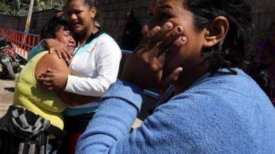 Familiares lloran por la muerte de dos jóvenes, cuyos cuerpos fueron encontrados en la colonia Zapote Norte.