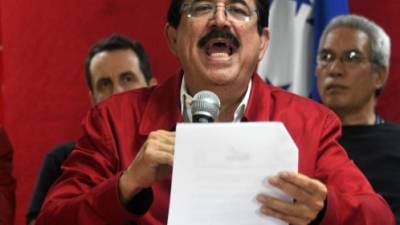 The general coordinator of the Opposition Alliance against dictatorship party, Manuel Zelaya, answer questions in a press conference in Tegucigalpa, on December 17, 2017. Zelaya called to national mobilization, then of the declaration as elected Honduran president of Juan Orlando Hernandez from the Supreme Electoral Tribunal. / AFP PHOTO / ORLANDO SIERRA