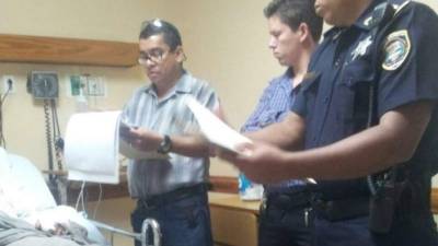 En el hospital donde está detenido John Charles Bográn Velásquez fue notificado de la orden de captura y le leyeron sus derechos.
