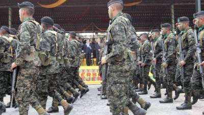 Efectivos militares desfilan frente al estrado principal ayer en el campo Parada Marte.