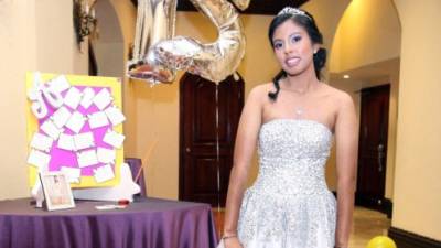 Adriana Castro estuvo feliz durante toda la fiesta.