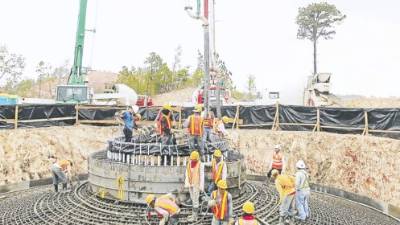 La fundición de las bases de una de las 25 turbinas avanza en el parque eólico, la instalación de la primera está contemplada para el mes de julio.
