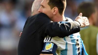 Sabella abraza a Messi al final del partido.