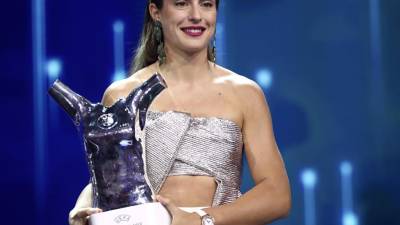 Pese a perder la final de la Liga de Campeones, en la que marcó el único gol de su equipo, fue elegida la mejor jugadora del torneo.