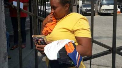 El menor fue llevado al hospital Mario Catarino Rivas, pero no logró soportar las graves quemaduras y murió. En la imagen, la madre del menor.