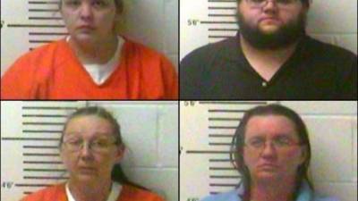 Foto policial de la madre, la abuela y la tía del menor. El hombre es un compañero de trabajo de la tía.