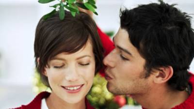 Beso y abrazo representa el amor.