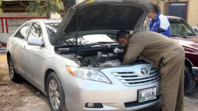 El vehículo es revisado minuciosamente por agentes de la DNSEI.