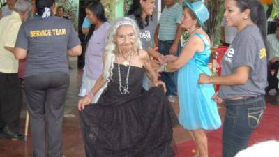 Los abuelitos disfrutaron bailando.