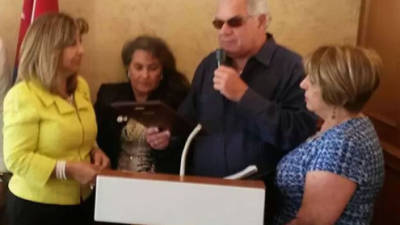 La organización Cuban American Patriots and Friends entregó una placa de reconocimiento a la cónsul de Honduras en Miami, Lizeth Hawit.