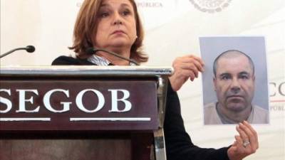 La titular de la Procuraduría General de la República (PGR), Arely Gómez, muestra una fotografía del narcotraficante Joaquín 'El Chapo Guzmán' durante una rueda de prensa. EFE/Archivo