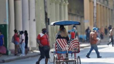 Un bicitaxi con los asientos tapizados con la bandera estadounidense transita hoy, en La Habana (Cuba). EFE/ Yander Zamora.