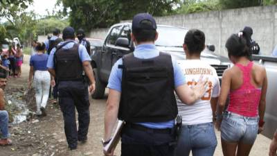 Fotografía de archivo | Policías hacen operativo contra la trata de personas en Honduras.