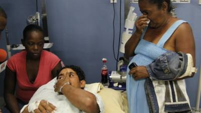 La esposa y la madre de Luis no se separaron de su lado en el hospital.