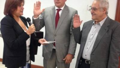 La presidente del Cohep, Aline Flores al juramentar a Santiago Ruiz y Emin Barjun.