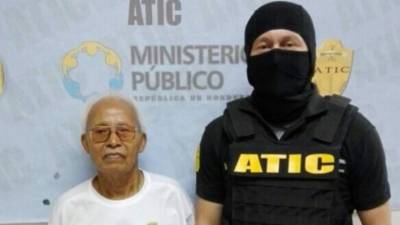 Momento en el que capturaban a Narciso Montoya Cruz (75).