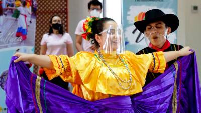 <b><span class=mln_uppercase_mln>Bailes.</span></b> Alumnos del grupo folclórico Zorzales de Sula deleitaron al público con una pieza de danza.