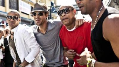 Enrique junto a December Bueno y Gente de Zona.