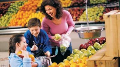 El consumo de frutas y verduras es importante durante la infancia.