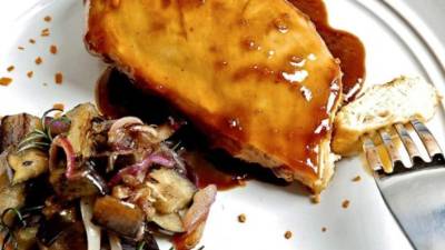 Acompañe el pollo con glasé de mandarina con vegetales.