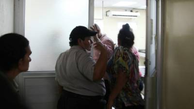 Impactados los familiares cuando les informaron de la muerte de Fajardo.