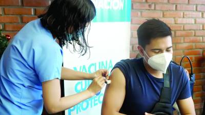 Salud está realizando una jornada ampliada conjunta de vacunación anticovid-influenza. Foto: José Cantarero.