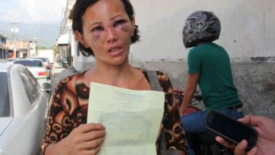 María Castro al salir de la Dirección de Investigación Criminal tras la denuncia.