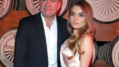 Sofía Castro, hija del productor José Alberto Castro, acudió a la presentación de la novela Vino el Amor, la cual dirige su padre.