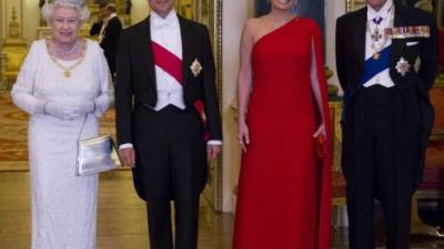 La pareja presidencial junto a la reina Isabel II y su esposo Felipe, duque de Edimburgo.