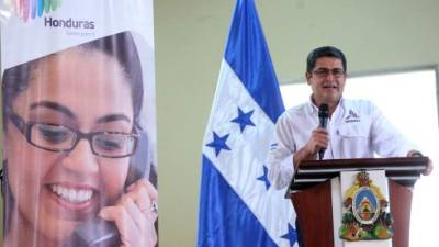 El presidente Juan Orlando Hernández viajó ayer al continente asiático