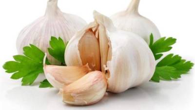 Consumir ajo reduce los triglicéridos y el colesterol total.