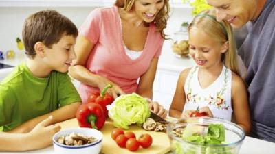 Incluya en la dieta de sus hijos frutas y verduras.