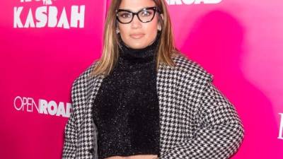 Jennifer López fue una de las estrellas invitadas al estreno de la película 'Rock the Kasbah' en Nueva York. La artista lució gafas de pasta negra muy originales que llamaron la atención de los presentes.